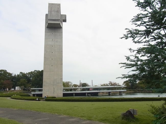 　ここ松見公園は緑豊かな芝生広場と、日本庭園がある公園。芝生では家族連れで賑わいます。ちょっと変わった展望塔がりました。上ると、筑波研究学園都市から筑波山まで360度のパノラマが楽しめるそうですが、登ってみたかったなｱ〜。