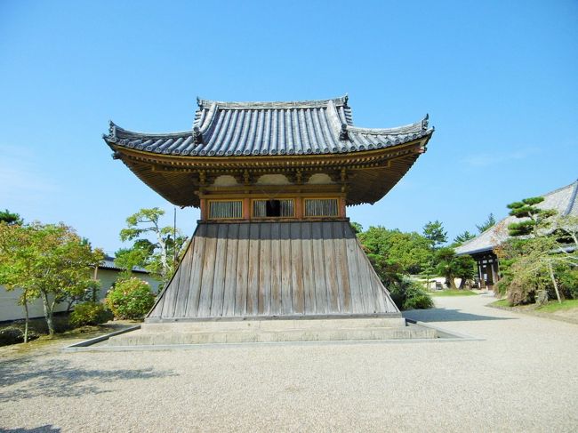 鐘楼が、伸び伸びと秋空に両手を広げている。