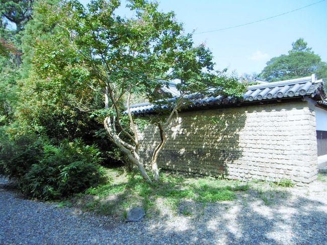 築地塀<br /><br />第一代住職の僧玄昉が、遣唐使として唐から経典を持ち帰るときに、暴風雨の中、経典の中にあった「海龍王経」を唱えたところ、無事帰国できたので、その経典から「海龍王寺」と名付けられたようだ。