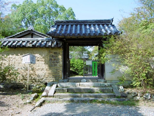 中門<br /><br />中門を入るとすぐの左手に、拝観受付がある。