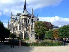 やはり、ジャン23世公園 Square Jean XXIII からの ノートルダム Cathedrale Notre-Dame de Paris【Ｆ】 の姿も拝みたい！　ということでやってきました。

パリのノートルダム 【Ｆ】 の敷地は、ローマ時代にはユピテル神域があったと云われています。　ローマ崩壊後、キリスト教徒がこの地にバシリカを建設。　1163年、司教 モーリス・ド・シュリー Maurice de Sully によって、現在にみられる建築物が着工されました。

フィリップ・オーギュストの城壁 Enciente Philippe-Auguste が建設され始めた（右岸1190頃〜）時には、このノートルダムはまだ建設中・・、そんな時代だったようです。