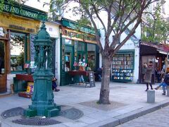 サン・ジュリアン・ル・ポーヴル通り を曲がり、ビュシェリー通り Rue de la Bucherie へ。

ここは、有名な
シェイクスピア・アンド・カンパニー書店　Shakespeare and Company

この書店と言えば、映画『ビフォア・サンセット』を思い出します。

映画『ビフォア・サンセット』では、リセ・シャルルマーニュのフィリップ・オーギュストの壁がある通り（ ※ 『右岸編2』参照 ）やセーヌ河畔もたくさん映っていました。　この映画は、もともと初編がウィーンで（ビフォア・サンライズ）、2作目がこのパリ編（ビフォア・サンセット）でした。　ウィーンから見はじめたら、はまってしまいました。　2人のおしゃべりの”巧みさ”に。