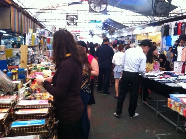 様々な屋台が並びます。アレコレ物色。楽しい〜。