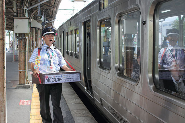 ここでは昔はどこの駅でもやっていた懐かしい駅弁の立売をやっています。とても大きくて通る声で「おいしいかしわめしはいかがですか〜」