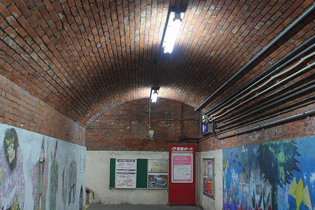 折尾駅は北九州が石炭で栄えていたころからの大動脈で、ホーム下の通路はレンガ造りで、当時の面影を残しています。