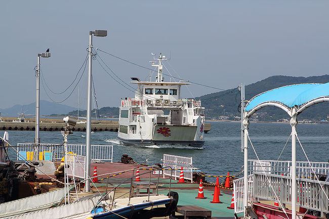 11:15発の船がやってきました。姪浜と能古島を行ったり来たりのピストン運行です。