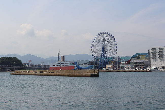 船着き場の向かいには観覧車が。