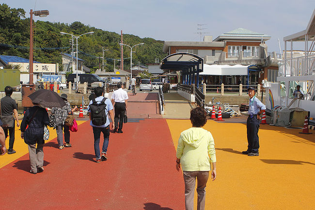 桟橋を渡り、能古島アイランドパーク行きのバス乗り場へ。