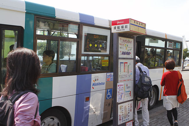 能古島アイランドパーク行きのバスに乗り込みましょう。平日なのに結構たくさんのお客さんで、車内は満席でした。