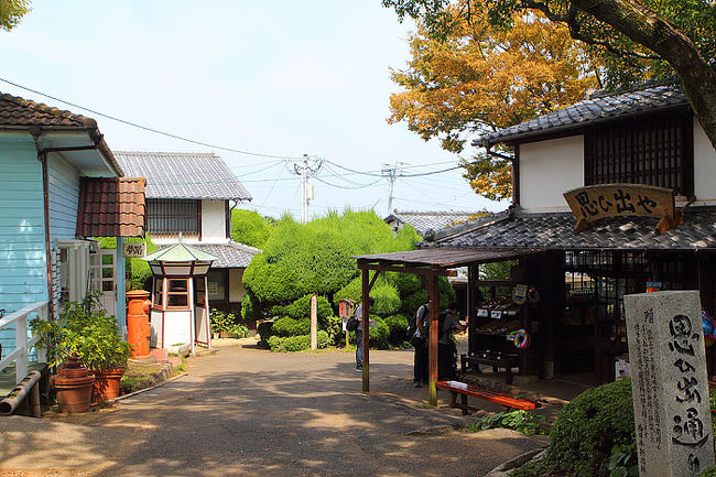 突然ハリボテのレトロな街並みが現れます。やはり、パラダイスか?　ちょっと不安がよぎります。