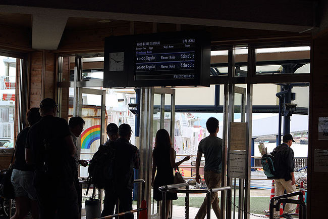 フェリーの改札が始まりました。<br />往きもそうだったのですが、なぜか外国人の姿が見られました。この島、外国人の間では有名なのでしょうか。