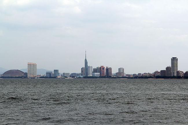 フェリーから見る福岡タワーとヤフオクドーム。<br />今、福岡ではソフトバンクホークスの日本一で大騒ぎです。