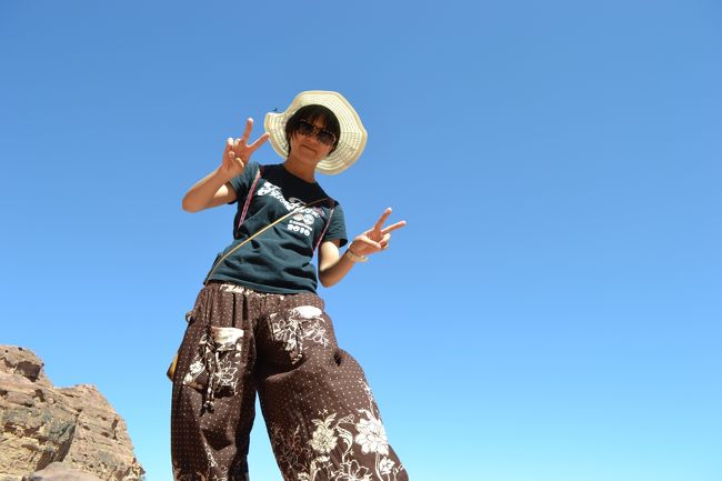 が、この私を上回るのがこのベドウィンのおじちゃん。<br />なんと、もっといい写真を撮ろうと、垂直のがけを降りはじめたのです！私のカメラを持って…。<br /><br />！！！！！！！！！！！！！！！！！！！！！！！！<br /><br />今度は私が"Be careful!"と言う番。<br /><br />おじちゃん、"I'm a good climber"と言うけれども、私はほんと、ハラハラドキドキでした。<br /><br />でも、いい写真撮ってくれました。ありがとね。