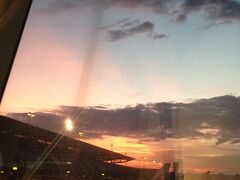 羽田の深夜便に乗り、バンコクでのトランジット中に日の出を迎えます。
寝不足の目には、太陽がまぶしいです。
トランジットは約5時間。連れの新さんがスターアライアンス上級会員なので
タイ航空のラウンジで寝れました。