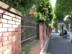 目白通りに戻ってきました。この赤レンガは日本女子大学です。