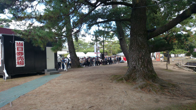 前売り券を持っていたので、列に並ぶ事ができましたが、購入していない人は、後ろのチケット売場の方に並ばなくてはなりません。折角早い時間に来ても、前売り券を持っている後から来た人にぬかされる事になります。