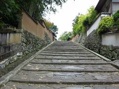 城山公園から道路を渡り小道を入ると「勘定場の坂」が見えてきます。

あ～、この坂覚えてる！…、時代劇に出て来そうな竹やぶと武家屋敷に囲まれた石畳がそのままです。