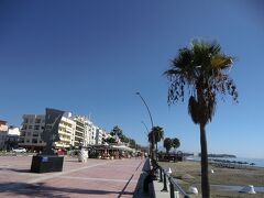 「エステポナ　ラダビーチ（Playa de la Rada）」

これからカサレスへ行くが、バス出発時間まであと１時間ある。
ラダビーチ沿いのプロムナードをお散歩

