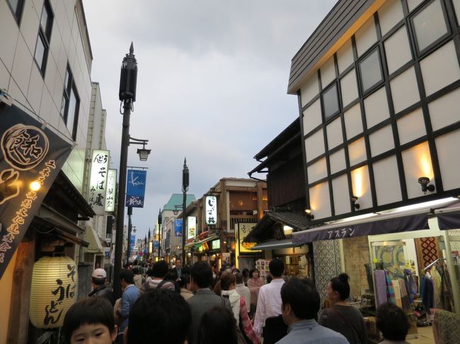 小町通り<br /><br />日暮れても人通りはまだ多いです。