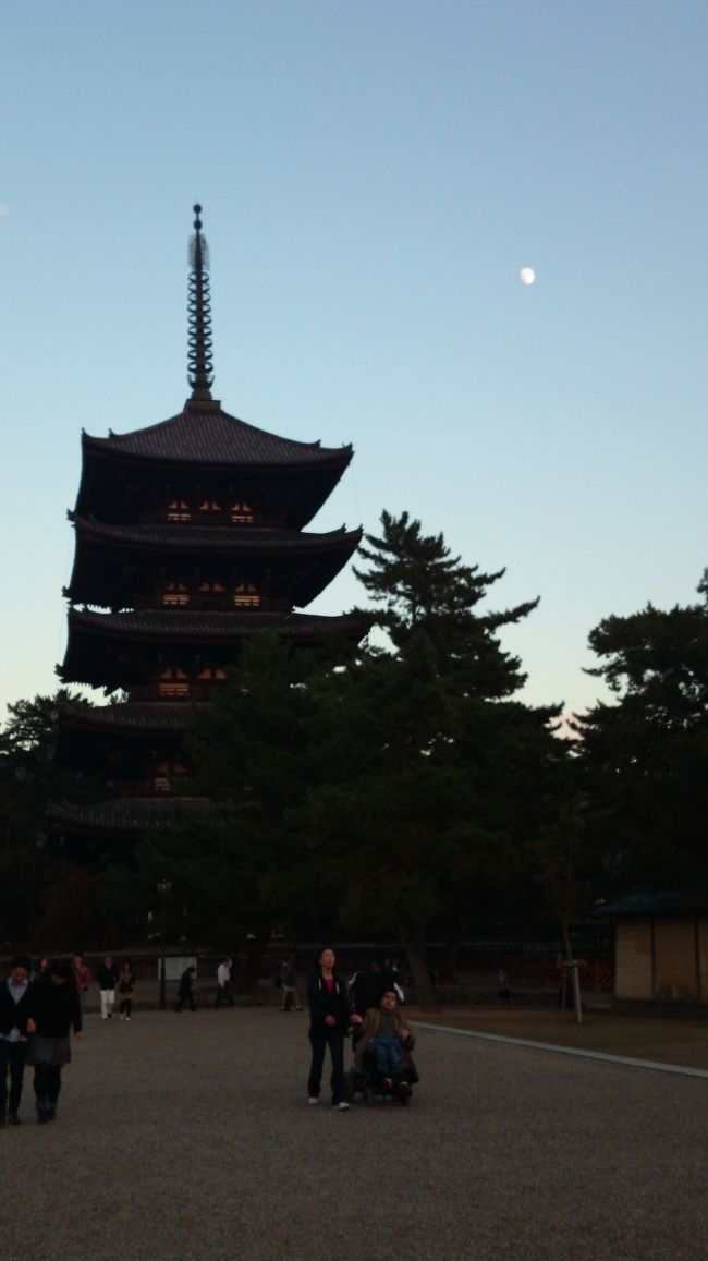 帰りがけ、お月様が見え始めてました。そろそろ、奈良ともお別れです。古代文化や沢山の仏像にふれ  とても心豊かな穏やか気分です。今日も心の栄養を頂きました<br />\(^_^)／