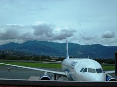 空港へは2時間前にチェックインしたので、時間はたっぷりとある。
出国後にお土産屋さんを物色するが、今朝買い物をした民芸品市場の何倍もの価格で購入意欲があまりわかない。

待合所の椅子に座っていると、これから乗るAir Canada Rougeについて何やらアナウンスが…。
なんでも、トロントが悪天候でトロントの出発が遅延したため、折り返し便となる私たちの飛行機の出発時間も30分程度遅延するらしい。また、Air Balanceが悪いので、目的地到着まで予定以上の時間がかかるかも…という内容だった。
（この時、エア・バランスって何のことだろう…との思いが頭をかすめたのだったが、あまり気にも留めなかった。ここで係員に、エア・バランスって何？と確認をしておけば、後程あんなにドキドキする経験にはならなかったのだが…。）

今晩はトロント宿泊なので5時間以内の遅延ならば、睡眠時間にもそんなには影響しない。
でもトロントで乗り継ぎ便がある人は、気が気ではないだろうなぁなんて思いながら、外の景色を眺めていた。
