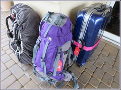 今回の旅の荷物たち。
80L、45L、30Lのザックと80Lのスーツケースが一つ。

旅の計画時点では、3人でザック3個の予定だったが、最終的にザックの一つは畳んでスーツケースに詰めて運んだ。
旅行鞄にスーツケースを加えた理由は、旅程の中で荷物を宿に預ける必要があったので。（つまり、スーツケースは荷物保管用のセキュリティーボックスの代用品）

預ける荷物がザックでも構わなかったのだが、自分たちも宿の人も鍵のかかるスーツケースの方がお互い安心して預けられる／保管できるのではないか。と考えて荷物の1つは、かさばるスーツケースとし、その中に預ける荷物を全て収納した。
旅の最中に荷物の心配をするのは嫌だから…ね。


トロントからの飛行機は、順調そのもの。
出会った生き物や遭遇したトラブルを思い出しながらの帰国の旅。

多少のアクシデントは、旅の醍醐味。
予期しないことが起きるからこそ、旅は楽しい。

だから、旅は止められない…。

前の旅行記：王蟲の森を歩く　http://4travel.jp/travelogue/10938551　