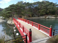朱塗りの渡月橋の先は雄島です。
松島海岸の南にポッカリと浮かび、島全体が赤松に覆われた小島です。
行ってみましょう。