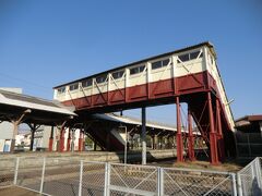 JR半田駅の跨線橋は明治43年(1910年)に設置された、全国で一番古い跨線橋です。