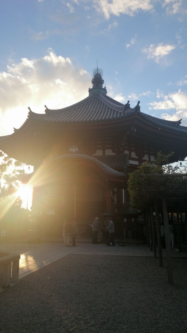 夕陽をバックに南円堂