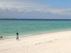 瀬底ビーチへ移動
（今帰仁村から瀬底島へ）

ビーチに足を踏み入れると、
突然と現れるこのブルーの海、この白い砂！