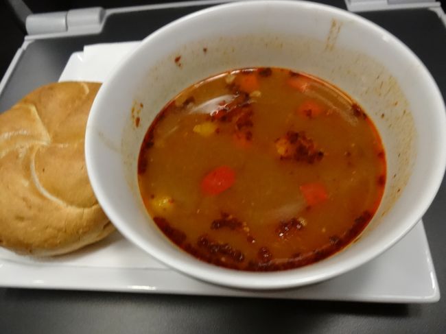 １等車でしたが乗っている人は少なくたくさん席が空いてました。<br />乗るとすぐにお菓子のサービスがあります。お腹も空いていたので軽い食事を頼みました。カイザーゼンメルとグラーシュ。