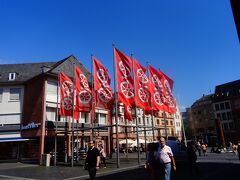 マルクト広場には町の紋章旗がはためいていて、かっこよすぎでした。