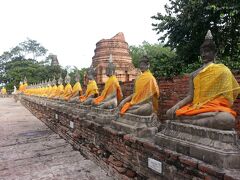 寺院の境内を座仏像が取り囲んでいる。