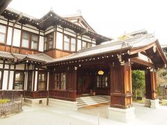 お昼過ぎの電車で近鉄奈良駅へ到着。昼ごはんのお店を物色しながら街歩き。ならまち→奈良ホテル→ならまちへ。

辰野金吾の建築。重厚な造りです。