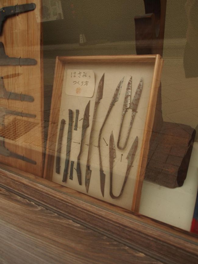 ならまちの菊一文字刃物店。糸切り鋏が出来る様子が飾ってあります。
