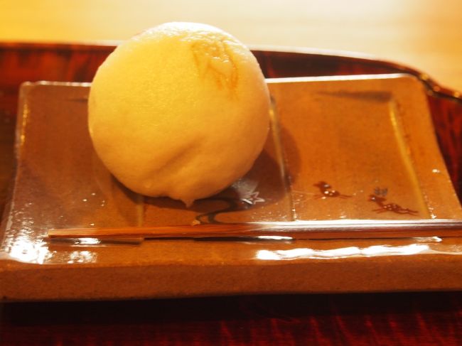 薯蕷饅頭とお茶のセット900円。ほかほかに蒸して供されます。<br /><br />後から聞けば、皇室にお菓子を献上したり、さだまさしさんのツアー用にお菓子を作っていたりするようです。<br /><br />夏はかき氷が美味しいのだとか。