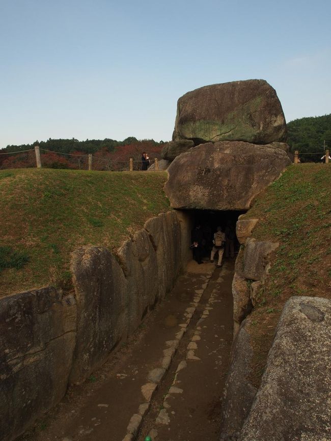 お昼を過ぎたあたりで、石舞台古墳へ到着。大きな石室です。長い歴史の中で大きな地震もあったはずですが、頑丈に出来ているのですね。