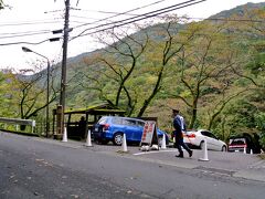 さて、旧東海道を更に進むと天山湯治郷に至る。
いつもは自動車で伺っており、歩いてなんて行く気にもなれなかったのだが、意外や簡単に辿り着いてしまった。

本日は入場制限中。
人気があるので珍しくも無いが、この日ばかりは混みようが凄く、写真左奥にまだ10台程が並んでいた。