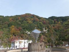 宿泊する「大牧温泉観光旅館」は、「船でしか行けない秘境の一軒宿」ということで人気を博している旅館ですが、「庄川」という川の上流に造った小牧ダムの湖岸にある温泉旅館。

庄川流域には、合掌造りで知られる世界遺産「白川郷」や「五箇山」などがある他、上流地帯は庄川温泉郷と呼ばれ、一帯に温泉宿が何軒もあります。
大牧温泉もその一部を構成します。

旅館に行くまでに少し時間がありますので、「庄川水記念公園」に来ています。

写真は、高さ３６?の大噴水だそうですが、故障しているのか水は無く、枯れていました。