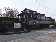 「鮎料理の店 鮎の里」。

炭火でじっくりと焼き上げた鮎の塩焼きが売りみたいです。
鮎の塩焼きが２〜３本付いた定食類が２５００〜３０００円程度らしいです。