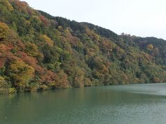 ダム湖になっていて美しい。

が、高所恐怖症の私には・・・、怖い。