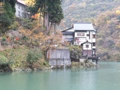 「小牧」を１６：００発の庄川遊覧船で、「大牧」に着いたのは１６：３０。

のんびり、３０分の船旅を楽しみました。

いよいよ船でしか行けない秘境の一軒宿、「大牧温泉観光旅館」に到着です。