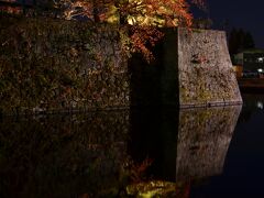 というわけで、夜の鶴ヶ城にやって来ました
お堀に浮かび上がる鶴ヶ城の紅葉の水鏡がとっても綺麗〜