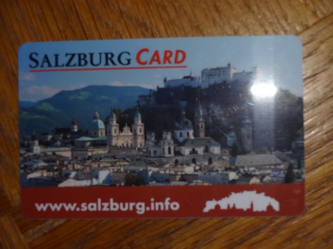 泊まっているホテルのカウンターでザルツブルグカード２４時間を購入しました。<br />どこのホテルにも置いてあるのかな？