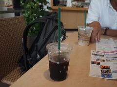 スターバックス石垣空港店で一休み。