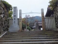さて、２日目の最初の観光地は「瑞泉寺」。
１泊２日ですので、この日に帰るのですが、最終便ですので時間はたっぷりあります。

去年も、ほぼ同じ時期に富山に来て観光しましたが、やっぱりここ「瑞泉寺」も外せません。

これは、「高岡門」。

昭和５年(1930)、高岡市周辺の同行衆の募財により石造りにされたといわれます。