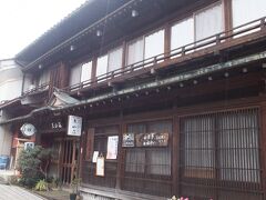 そのすぐ前にある純日本式の旅館は「東山荘」。