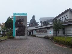 「瑞泉寺」から車で５分ほどの所にあるのが、「井波彫刻総合会館」。

