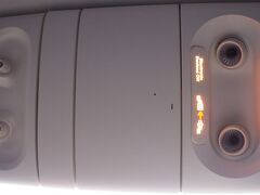 最近は、機内でタバコを吸う人なんていないはずなのに　ここにはいつまでたっても「Non smoking」と書かれっぱなし。ところがこの機体には「Electronic Divices Off」と書かれています。珍しい.....。