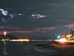 稲村ヶ崎を散策しようと思っていたのですが、暗いので海辺から写真を撮るだけ。
江ノ島の灯台もライトアップされましたね。
